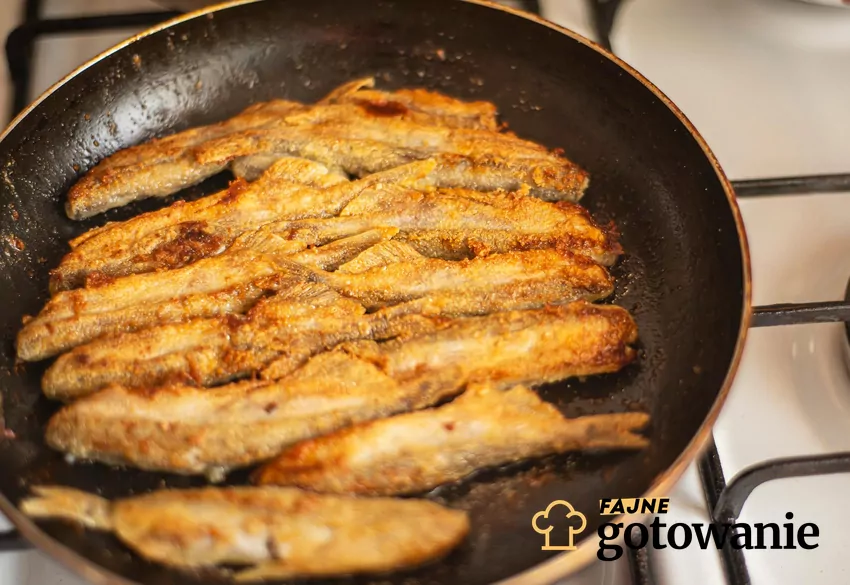 Można w niej panierować różne ryby Panierowane ryby na patelni