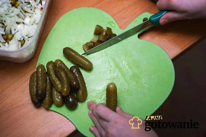 Krojenie ogórków kiszonych