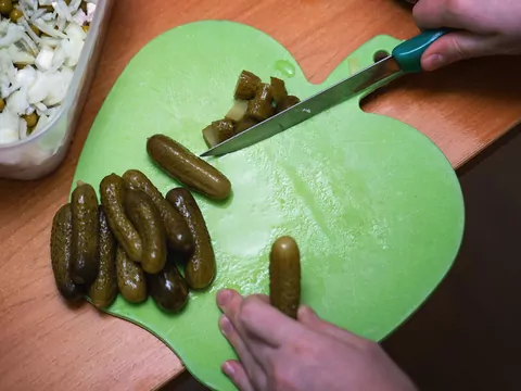 Sałatka z kiszonych ogórków do mięsa