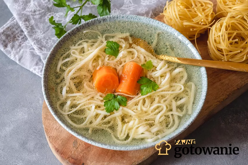 Miska z rosołem, makaronem, marchewką i natką pietruszki