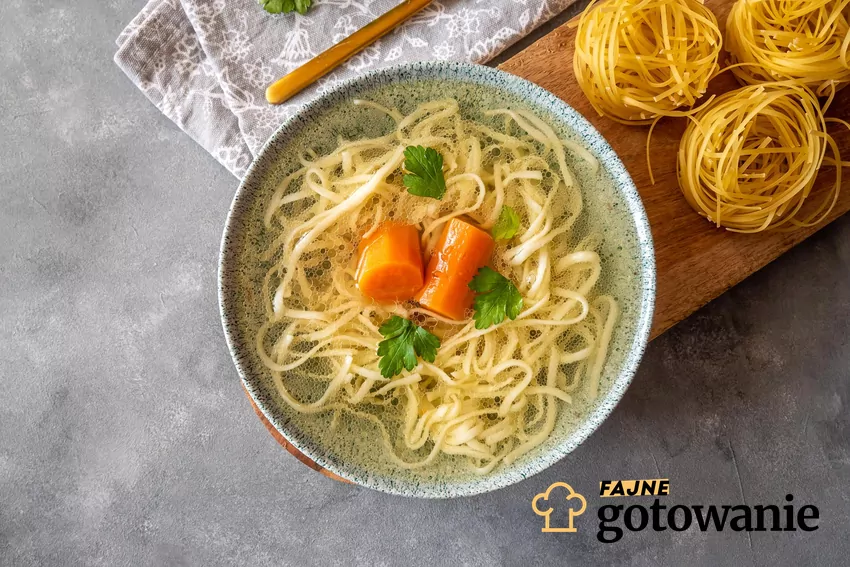 Miska z rosołem, makaronem, marchewką i natką pietruszki