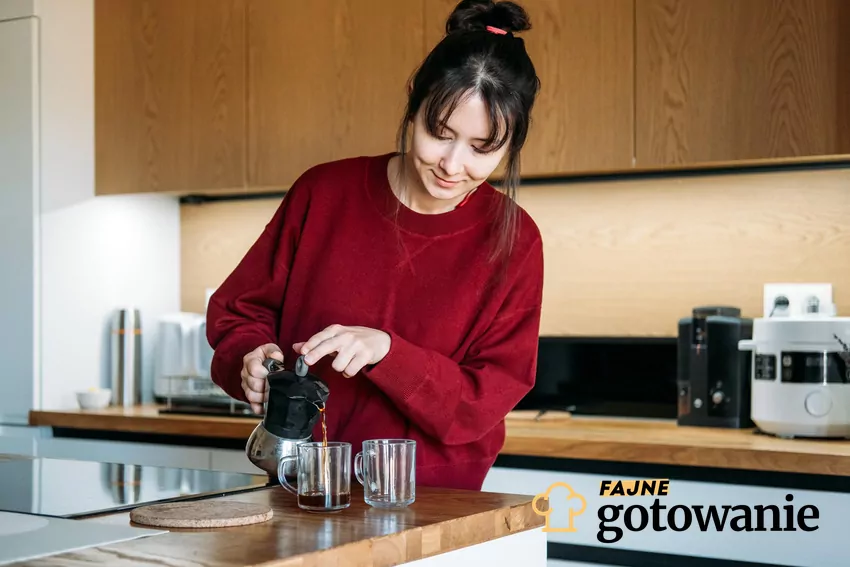 Kobieta parzy kawę
