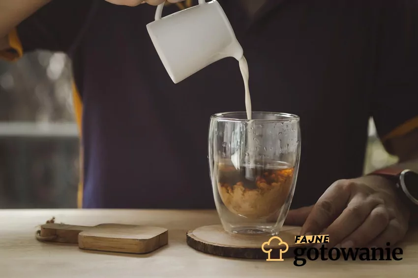 Mężczyzna robi kawę