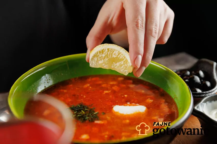 Skrapianie potrawy sokiem z cytryny