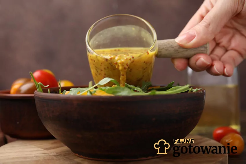 Dolewanie sosu do sałatki