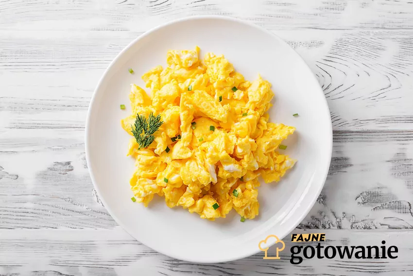 Jajecznica na talerzu