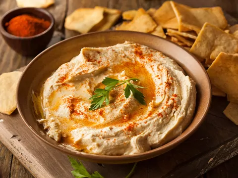 Dlaczego domowy hummus bywa gorzki