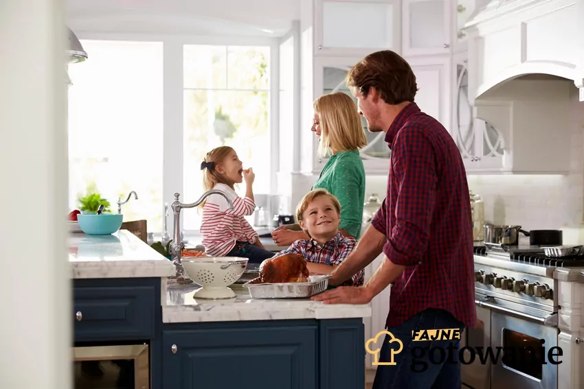 Rodzina przygotowuje obiad w domu