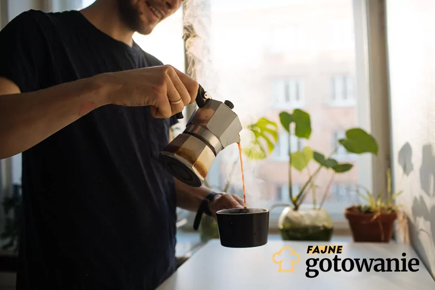 Mężczyzna robi kawę