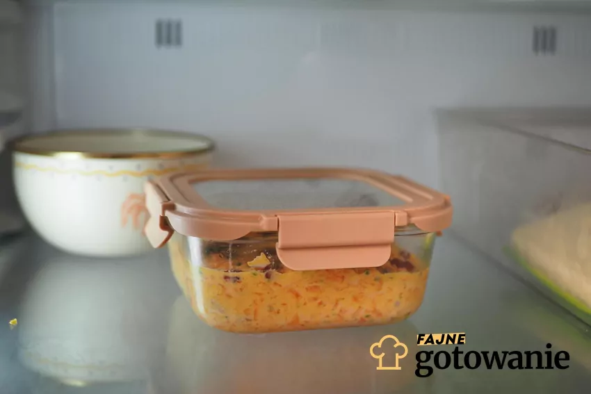 Dużo lepszym sposobem jest korzystanie np. ze szklanych pojemników Danie przechowywane w pojemniku szklanym w lodówce