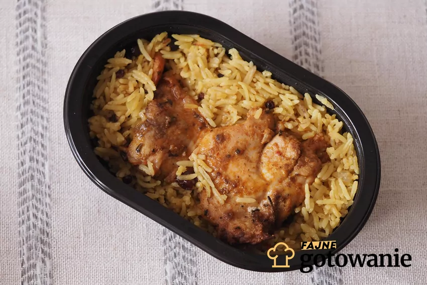 Przechowywanie żywności w plastikowym pojemniku to nie najlepszy pomysł Danie z kurczakiem i ryżem w plastikowym pudełku