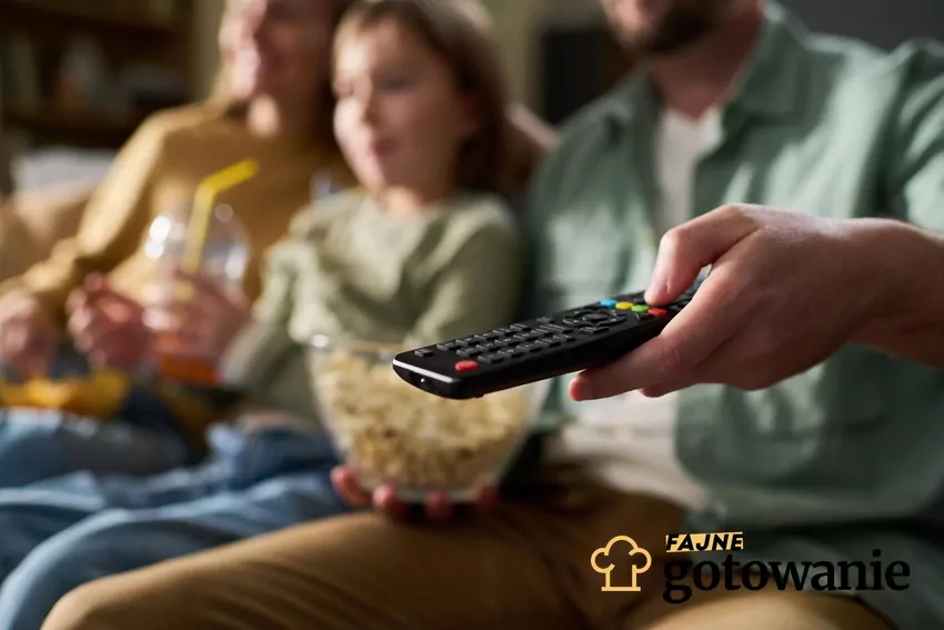 Jedzenie popcornu z rodziną podczas oglądania filmu