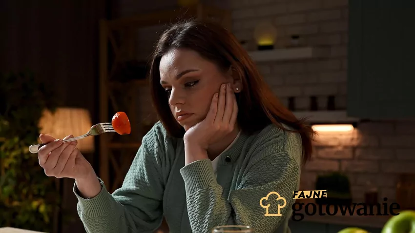 Smutna kobieta je wieczorem