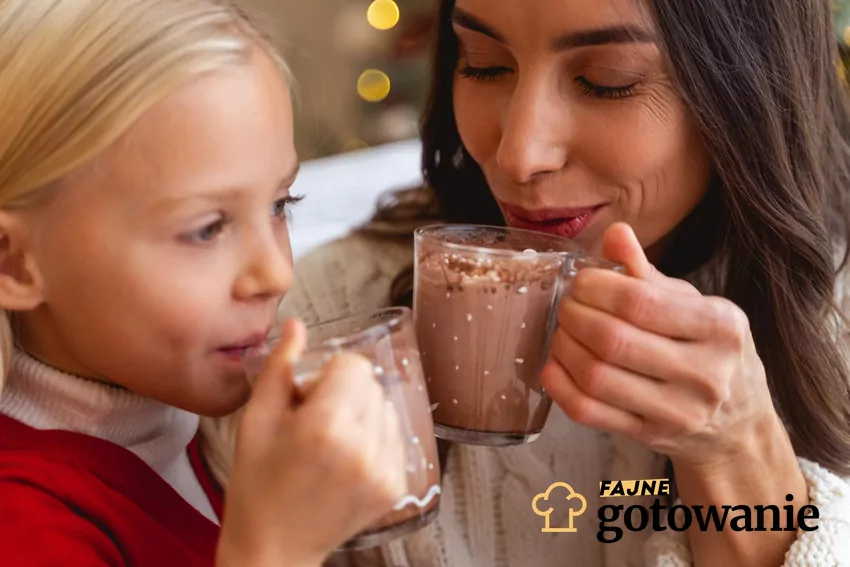 Mama i córka piją kakao
