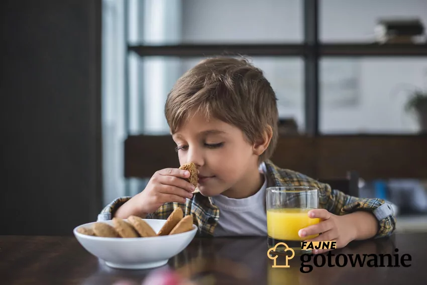 Dziecko wącha ciasteczka