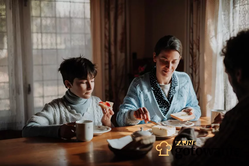 Rodzina spożywa posiłek przy stole