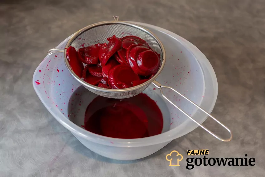 Odcedzanie buraków na sitku ułożonym na misce