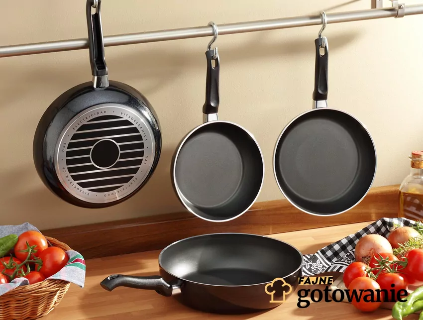 Patelnie wiszące na wieszaku