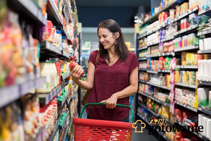 Kobieta w supermarkecie