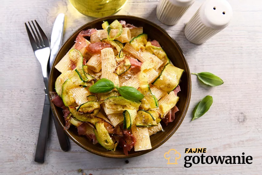 Makaron z cukinią i prosciutto
