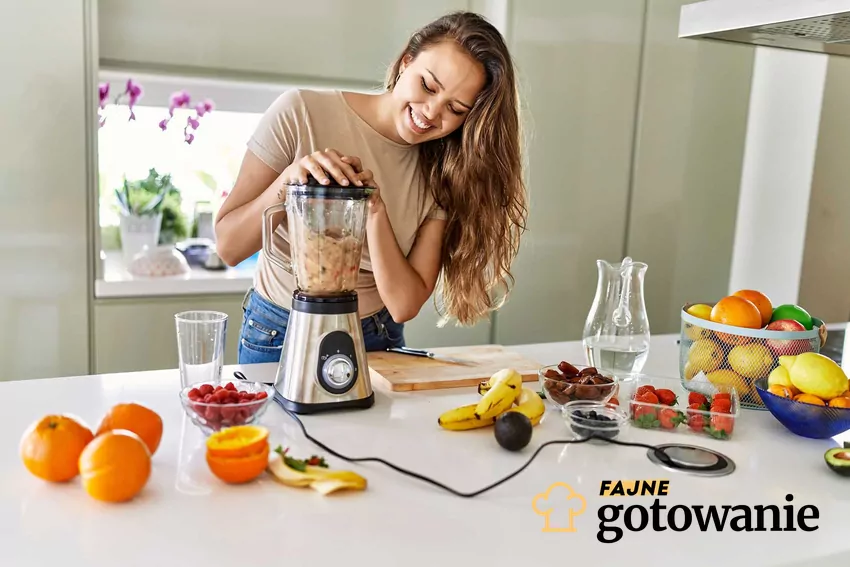 Dziewczyna robiąca koktajl, a także dieta na zdrowe włosy, czyli najlepsze składniki dla zdrowych włosów