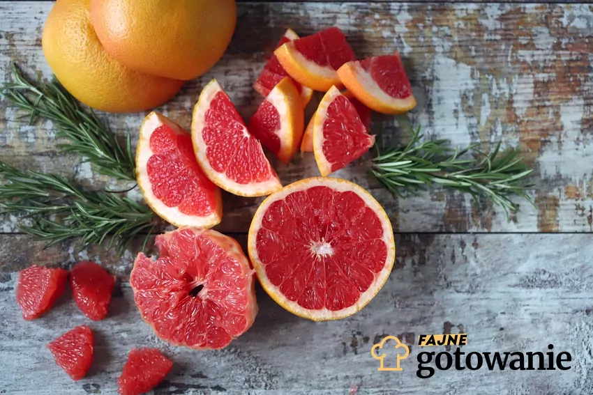 Grejpfruty gotowe do zjedzenia, a także dieta grejpfrutowa oraz jej opis, działanie i skuteczność jedzenia grejpfrutów