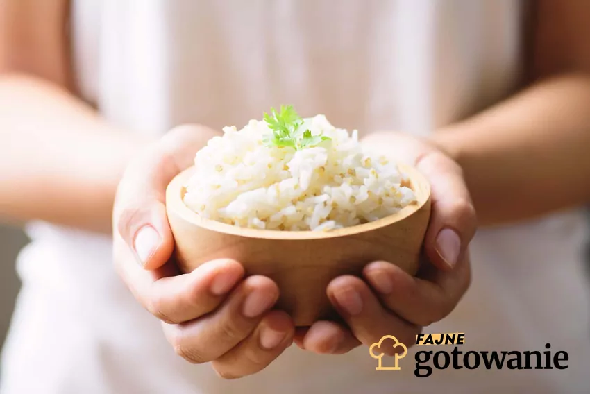 Kobieta trzymająca miskę z ryżem, a także dieta ryżoa krok po kroku, jej zasady, efekty i porady oraz jadłospis