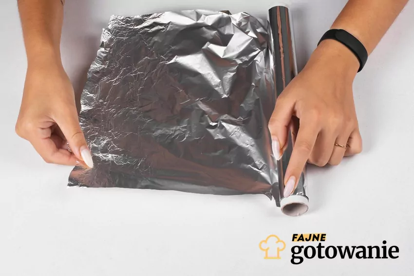 Złe używanie folii aluminiowej powoduje problemy z odrywaniem jej od rolki Odrywanie folii aluminiowej z rolki