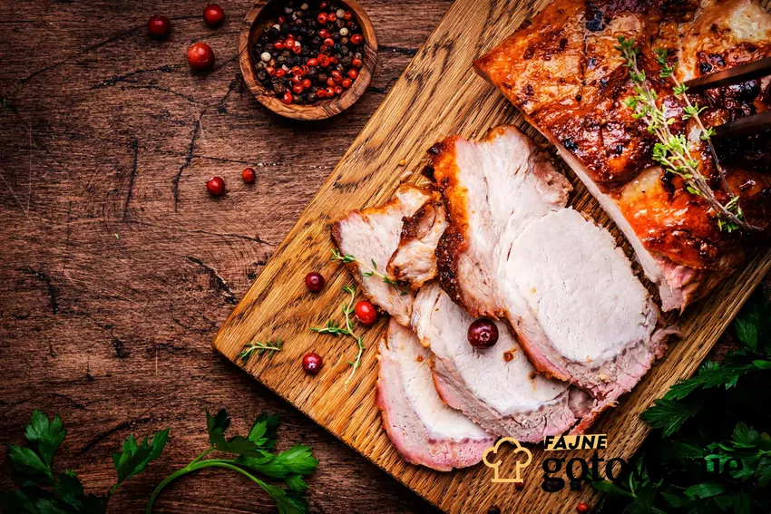 Dużo osób źle piecze karkówkę - przez to jest twarda i sucha Pieczona karkówka na desce w całości i pokrojone plastry