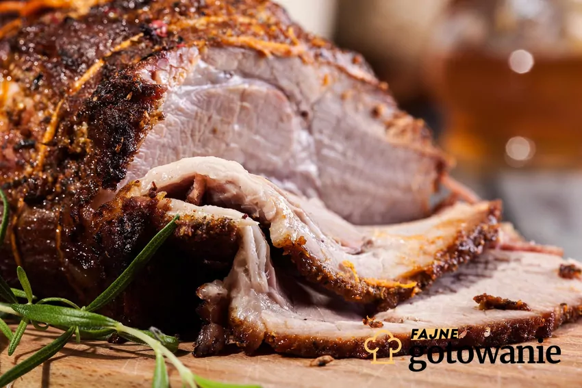 Zmniejsz temperaturę pieczenia karkówki - będzie miękka jak nigdy wcześniej Pieczona karkówka na desce w całości i pokrojone plastry