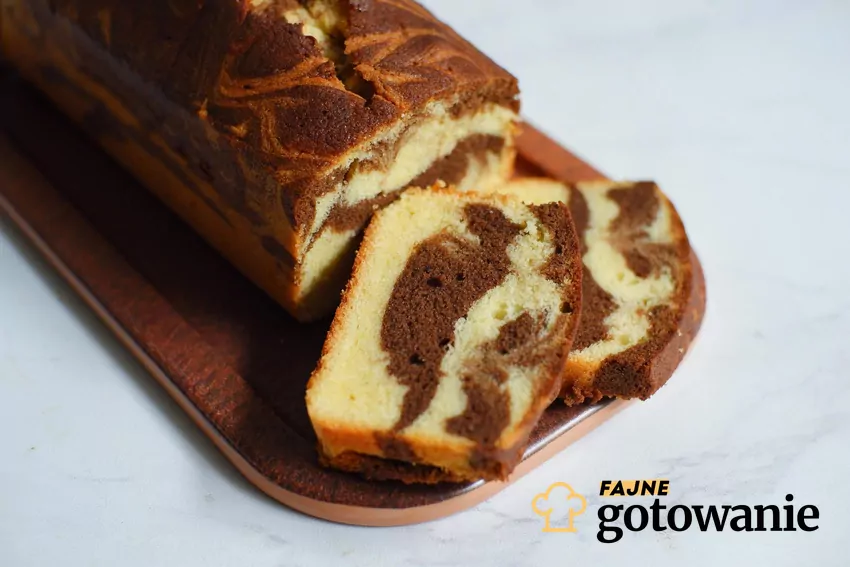 Babka wielkanocna z kawą i mascarpone na desce w całości i plastrach