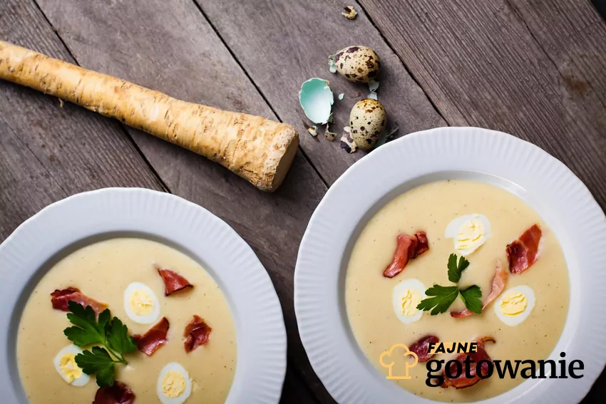 Zupa chrzanowa z jajkiem i kiełbasą - widok z góry