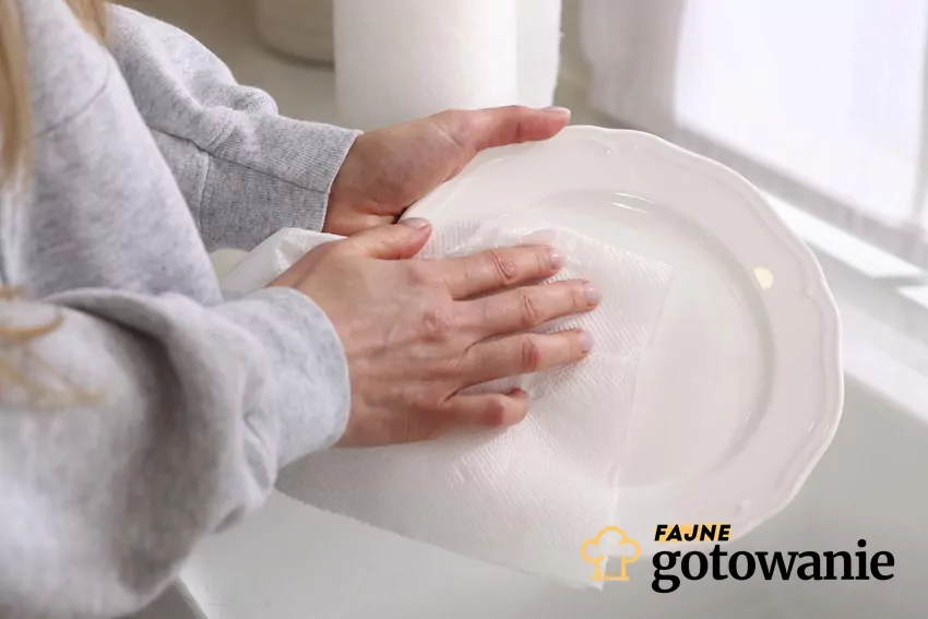 Wycieranie talerza ręcznikiem papierowym