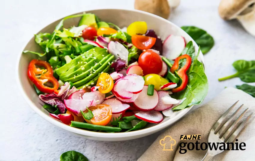 Kolorowa sałatka warzywna w misce, a także dieta niskopurynowa oraz zasady jej stosowania krok po kroku