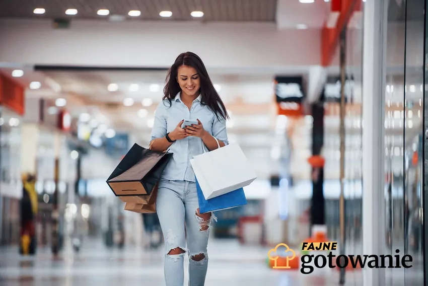 Kobieta w galerii handlowej z papierowymi torbami