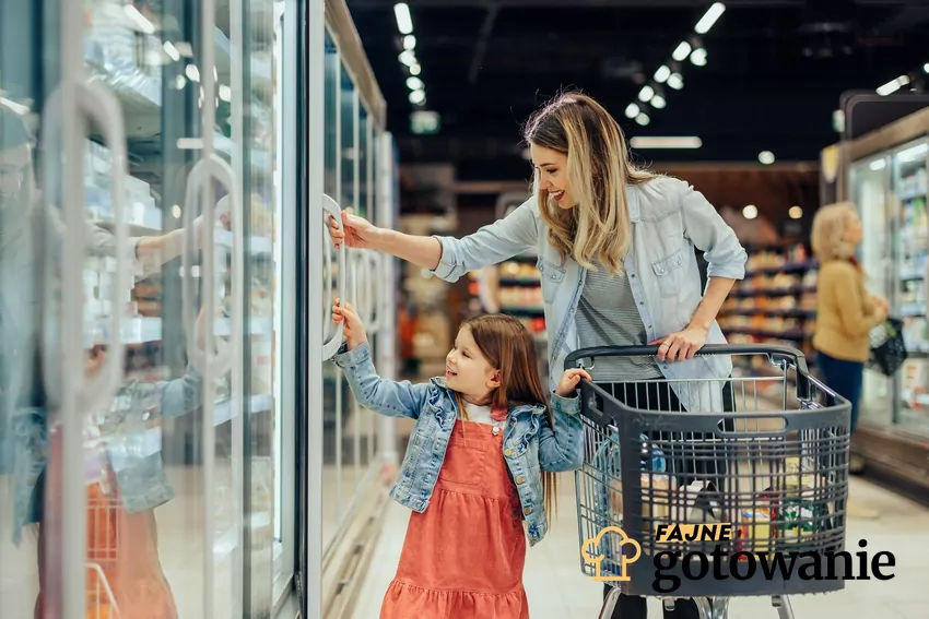 Kobieta z dzieckiem na zakupach w sklepie