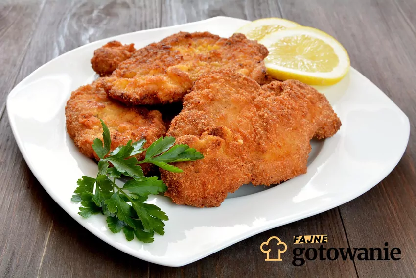 Kotlety schabowe na domowym talerzu