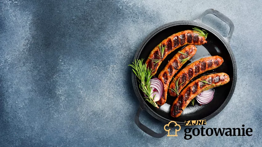 Zalanie kiełbasy aromatycznym sosem przed pieczeniem to sposób, który zmienia wszystko Kiełbasa w garnku
