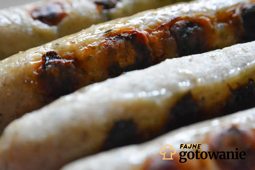 To danie nie wymaga skomplikowanych składników Kiełbasa biała pieczona