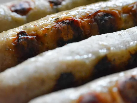 Sposób na pieczenie białej kiełbasy