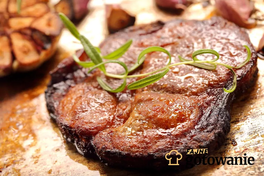 To świetna propozycja na rodzinny obiad lub spotkanie z bliskimi Plaster karkówki