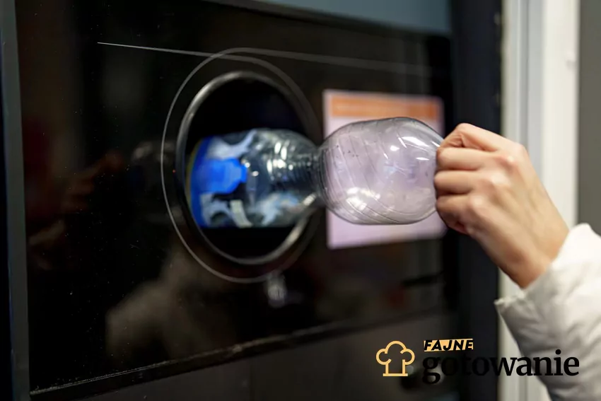 Wkładanie butelki do butelkomatu