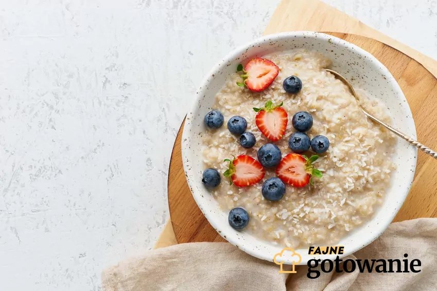 Miskaz owsianką, truskawkami i borówkami, danie z owsianką i owocami,  jadłospis oparty na owsiance, płatki owsiane z mlekiem w diecie