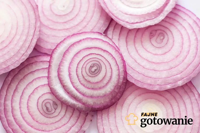 Podczas smażenia cebuli zwróć uwagę na temperaturę Plastry cebuli