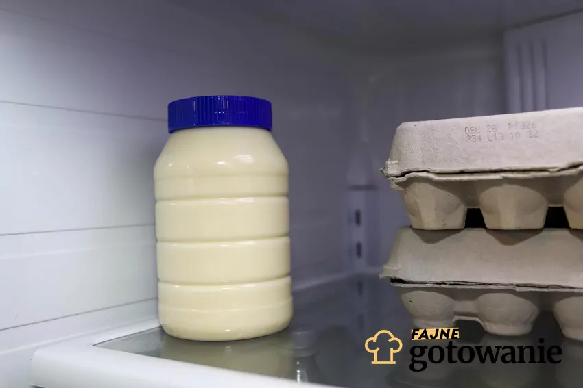 Majonez zawiera składniki podatne na psucie, takie jak jajka i tłuszcze Opakowanie majonezu
