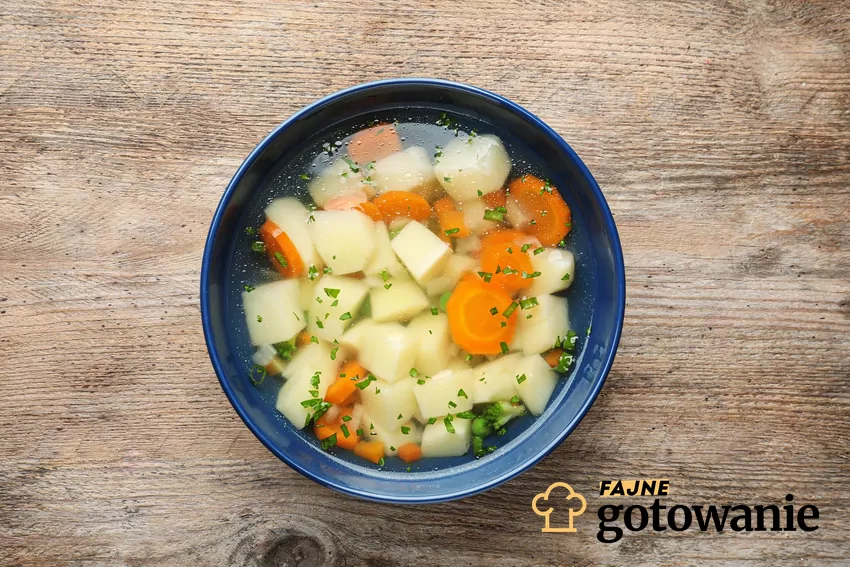 Zupę najlepiej podawać gorącą, posypaną świeżym koperkiem Domowa zupa warzywna