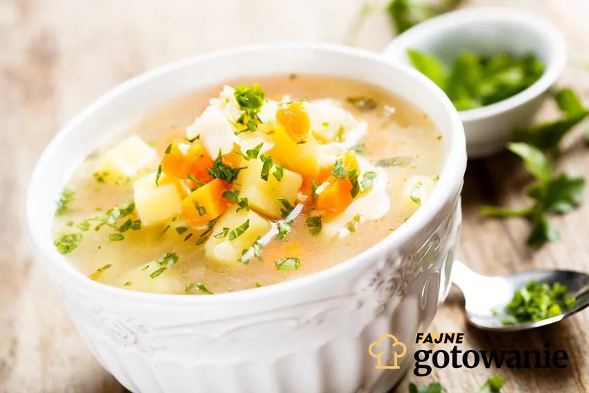 Ta zupa to doskonały przykład na to, że prostota w kuchni ma ogromną wartość Zupa zacierkowa