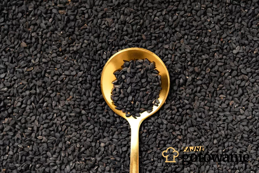 Ziarna czarnuszki na złotej łyżeczce