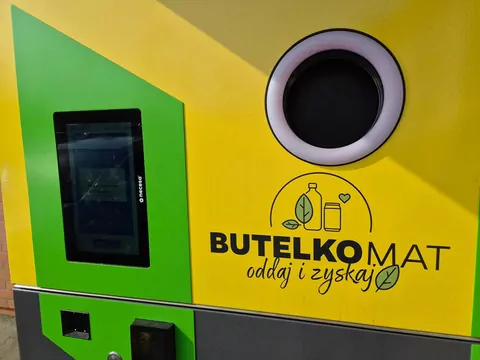Wiktor zbierał butelki i zarobił na butelkomacie