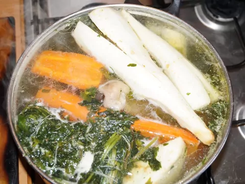 Rosół z grillowanym mięsem